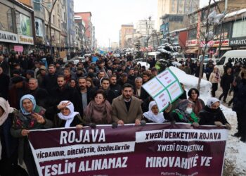 Li Geverê bi hezaran ji bo Rojava meşiyan