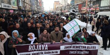 Li Geverê bi hezaran ji bo Rojava meşiyan