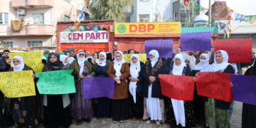 Dayikên Botanê: Aştî jî şer jî bi Enqere re çêdibe