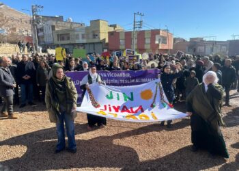 Xelkê Dêrika Mêrdînê ji bo Rojava meşiya