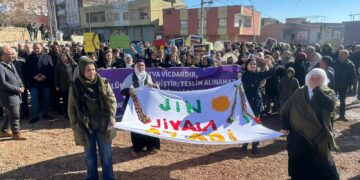 Xelkê Dêrika Mêrdînê ji bo Rojava dimeşe