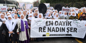 Dayikên Aştiyê li ber wezaretê bang kirin: Bila Hakan Fîdan îstîfa bike