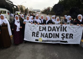 Dayikên Aştiyê li Enqereyê ne: Rojava rûmeta me ye