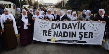 Dayikên Aştiyê li Enqereyê ne: Rojava rûmeta me ye