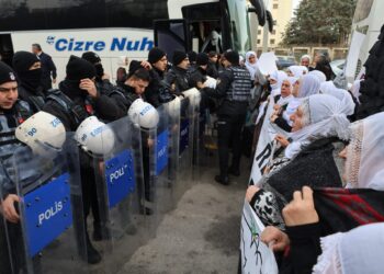Dayikên Aştiyê li Enqereyê ne: Rojava rûmeta me ye