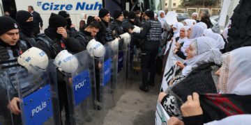 Dayikên Aştiyê li Enqereyê ne: Rojava rûmeta me ye