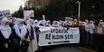 Dayikên Aştiyê li ber wezaretê bang kirin: Bila Hakan Fîdan îstîfa bike