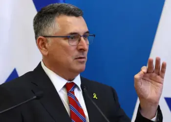 Gideon Saar êrişên li Helebê şermezar kir: Dinya deyndarê Kurdan e