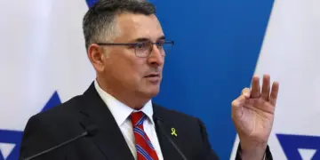 Gideon Saar êrişên li Helebê şermezar kir: Dinya deyndarê Kurdan e