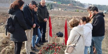Şagirt û malbata Aykol serdana gorê kir