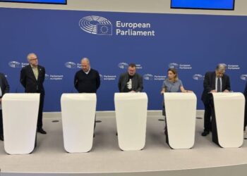 Li PEyê ji bo Rojava banga destwerdana lezgîn hat kirin