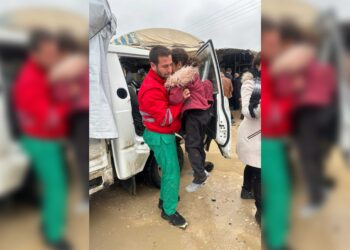 Heyva Sor koçberên Helebê li Qampa Newrozê bi cih dike