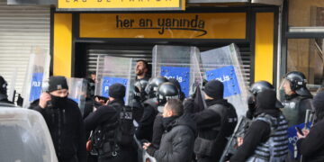 Polîsan êrişî ciwan û rojnamegeran kir