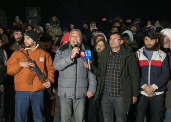 Li Kobanê bi hezaran kes li dijî êrişan daketin qadan