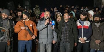 Li Kobanê bi hezaran kes li dijî êrişan daketin qadan