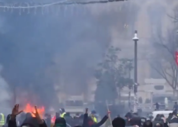 Kurdistanî li kolanên Marsîlyayê agir vêxistin