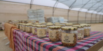 Bi Tovê Dayîkê li Bîstanê Jinê amadekariya çandiniyê dikin