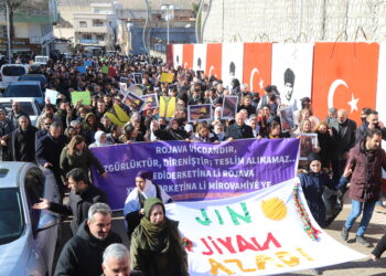 Dêrika serxetê ji bo Rojava meşiya: Hişê me li Kobanê û Rojava ye