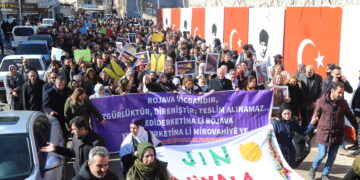 Dêrika serxetê ji bo Rojava meşiya: Hişê me li Kobanê û Rojava ye