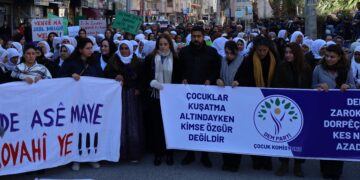 Ji bo zarokên Rojava û Kobanê meşiyan