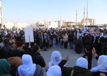Ji Nisêbînê bang kirin: Ji bo alîkariya mirovî deriyên sînor vekin