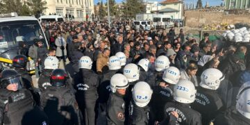 Li Nisêbînê bi hezaran kes dimeşe sînorê Rojava