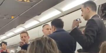 15 ciwanên enternasyonalîst bi tundiyê ji balafirê peya kirin