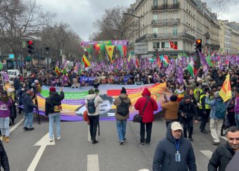 Bi hezaran kes li dijî Komkujiya Parîsê meşiyan