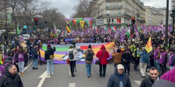 Bi hezaran kes li dijî Komkujiya Parîsê meşiyan