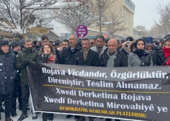 ‘Em ê di parastina aştiyê de bi israr bin’