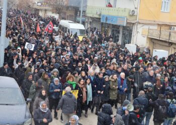 Li Pirsûsê bi deh hezaran kes ji bo Rojava meşiya