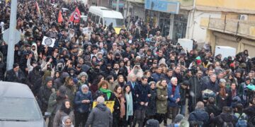 Li Pirsûsê bi deh hezaran kes ji bo Rojava meşiya