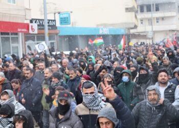 Li Pirsûsê bi deh hezaran kes ji bo Rojava meşiya