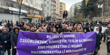 Li Qoserê bi hezaran kes ji bo Rojava dimeşin