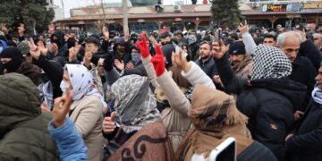 Ji Pirsûsê meşa ber bi sînorê Kobanê ve dest pê kir