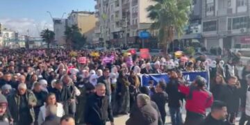 Bi hezaran welatî li Sîlopiyê meşiyan û piştgirî dan Rojava 