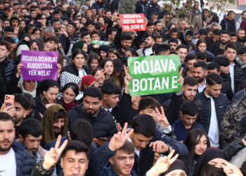 Bayindir: Li wir top û bombe û li vir stranên aştiyê nabe