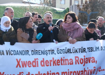 ‘Gel li dijî êrîşên li ser Rojava xwe diparêze’