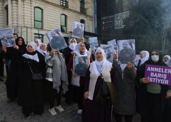 Dayikên Aştiyê li ber Balyozxaneya Îngîltere bang kirin: Dayik şer naxwazin