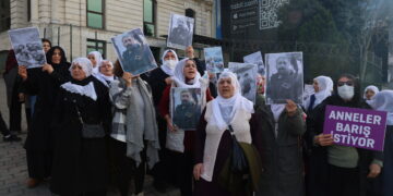 Dayikên Aştiyê li ber Balyozxaneya Îngîltere bang kirin: Dayik şer naxwazin
