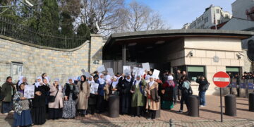 Dayikên Aştiyê li ber Balyozxaneya Îngîltere bang kirin: Dayik şer naxwazin