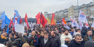 Li Stenbolê bi hezaran kes ji bo Rojava kom bûn