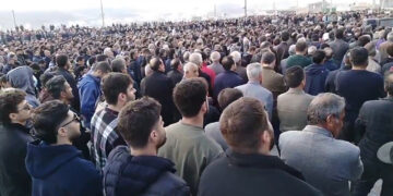 Li Îranê gel bi girseyeke mezin cenazeyan defin dike