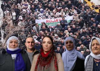 ‘Wê Rojava tu wextê nekeve’