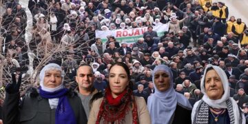 ‘Wê Rojava tu wextê nekeve’