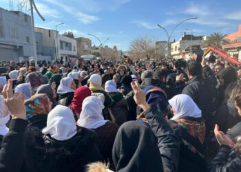 Li Nisêbînê gel ji bo meşê kom dibe 