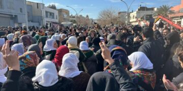 Li Nisêbînê gel ji bo meşê kom dibe 