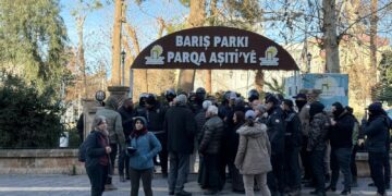 Ciwanên Wêranşarê astengiya polîsan bi keviran bersivandin