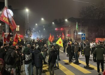 Polîsên Zurîhê ji çalakiyên ji bo Rojava re bûn asteng