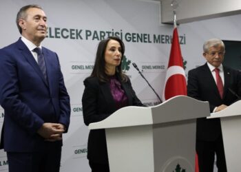 Hatimogullari û Davutoglu: Ganî gamê pêtî bêrê eştene